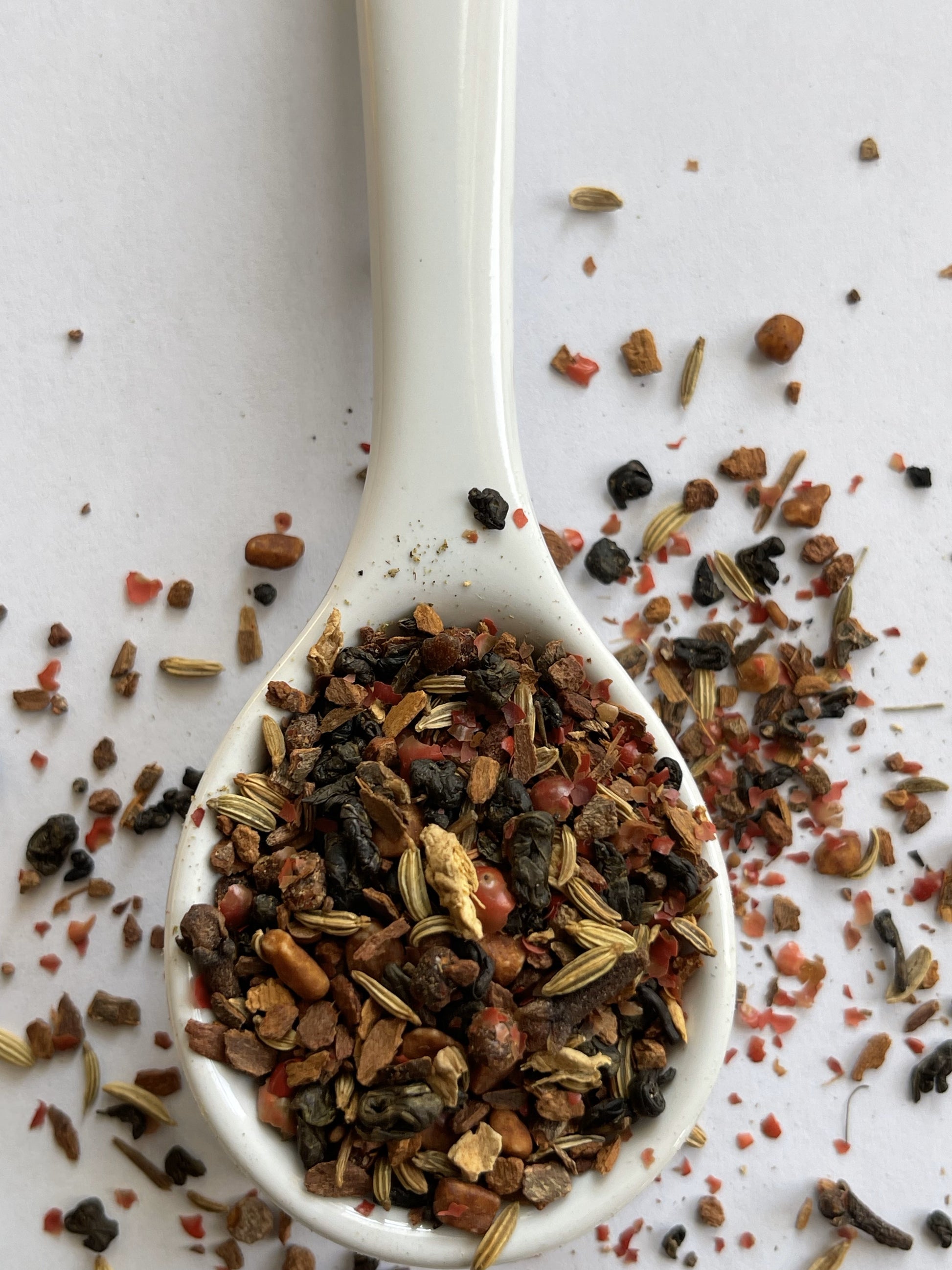 Green tea blend with cinnamon, cinnamon sugar, fennel, pink pepper, apricot bits, cloves, and ginger.