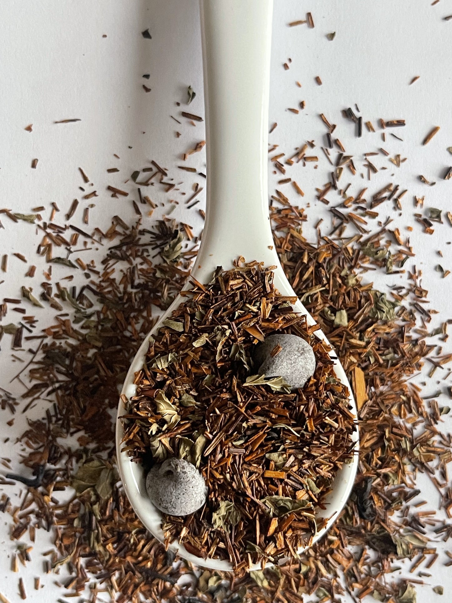 Herbal tea blend with rooibos, peppermint, chocolate morsels, and natural vanilla.