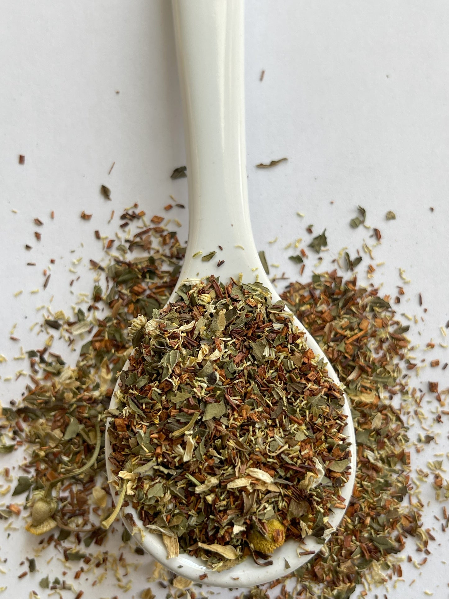 Herbal tea blend of Egyptian chamomile, South African Rooibos, fresh peppermint leaves, and natural vanilla bean.